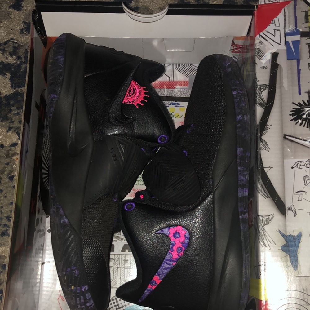 Kyrie flytrap black and purple basketball shoes